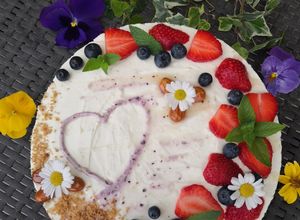 Foto di Un cuore di mamma - Cheesecake allo yogurt greco con miele di acacia e mandorle