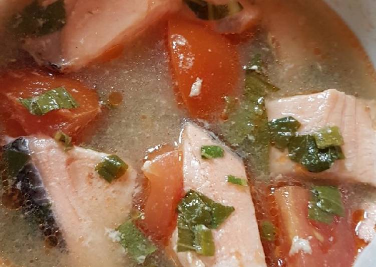 Resep Salmon kukus kuah asam tomat yang Bisa Manjain Lidah