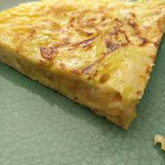 Una foto de Tortilla de puerros y queso de cabra