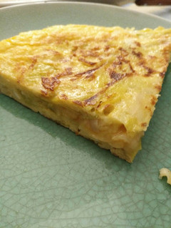 Una foto de Tortilla de puerros y queso de cabra