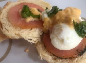 Una foto de Huevos poché con salmón