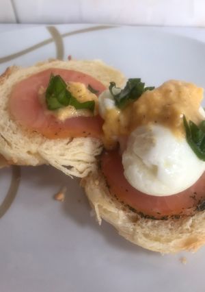 Una foto de Huevos poché con salmón