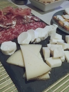 Una foto de ~Tabla de embutidos~ Cena rápida