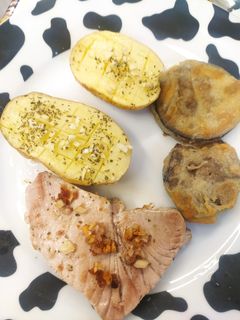Una foto de Atún a la plancha con patatas micro