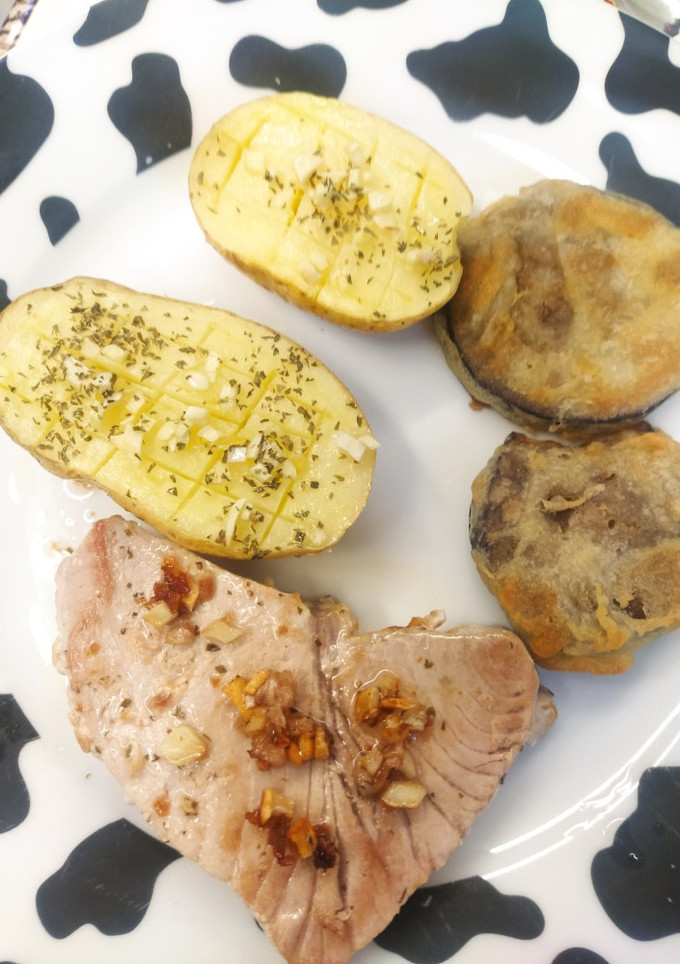 Una foto de Atún a la plancha con patatas micro