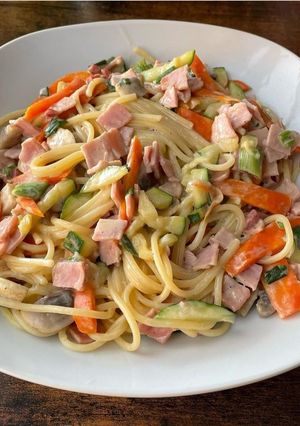 Sonkás-zöldséges spagetti recept fotója