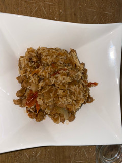 Una foto de Arroz con soja texturizada y salsa de soja