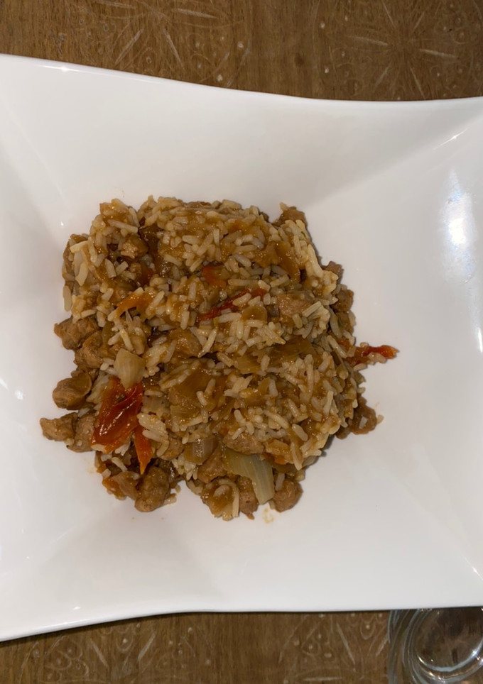 Una foto de Arroz con soja texturizada y salsa de soja