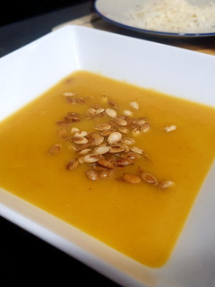 Una foto de Crema de calabaza con sus pipas tostadas