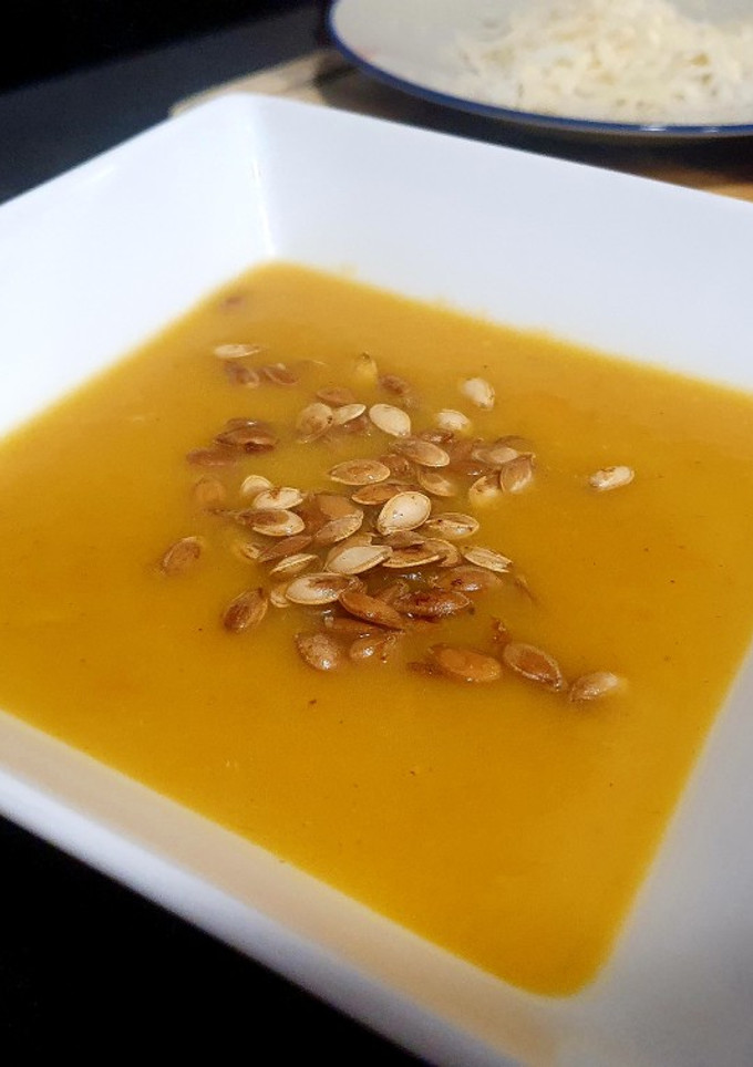 Una foto de Crema de calabaza con sus pipas tostadas