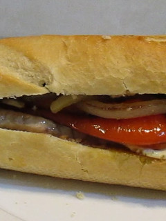 Una foto de Montadito de lomo con verduras