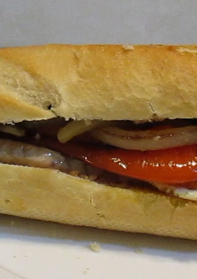 Una foto de Montadito de lomo con verduras