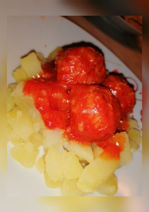 Édes paradicsomos húsgombóc, főtt burgonyával 😊 recept fotója