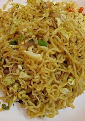 A picture of Fried onion cabbage Maggi.
