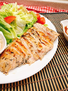 A picture of Chicken Breast Salad with Lettuce & Soft-Boiled Egg.