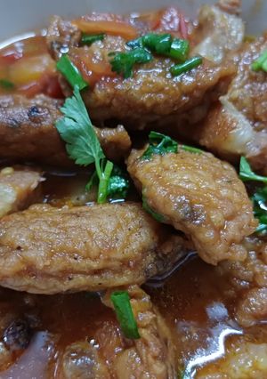 Hình của món Chả cá, thịt và tóp mỡ sốt cà.