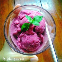 A picture of Mulberry banana ice cream (vegan,healthy).