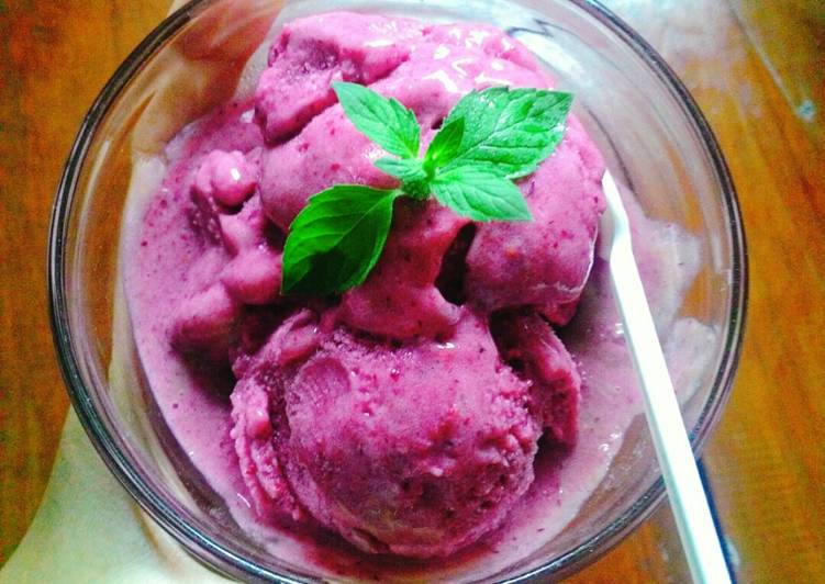 Simple Way to Prepare Speedy Mulberry banana ice cream (vegan,healthy)