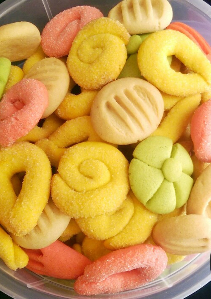 A picture of Colored Cookies.