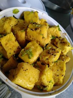 ખમણ ઢોકળાં (Khaman Dhokla Recipe In Gujarati) રેસીપી મુખ્ય ફોટો