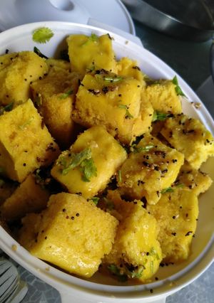 ખમણ ઢોકળાં (Khaman Dhokla Recipe In Gujarati) રેસીપી મુખ્ય ફોટો