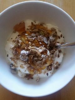 Una foto de Desayuno saludable rapidísimo de yogurt con granola sin gluten