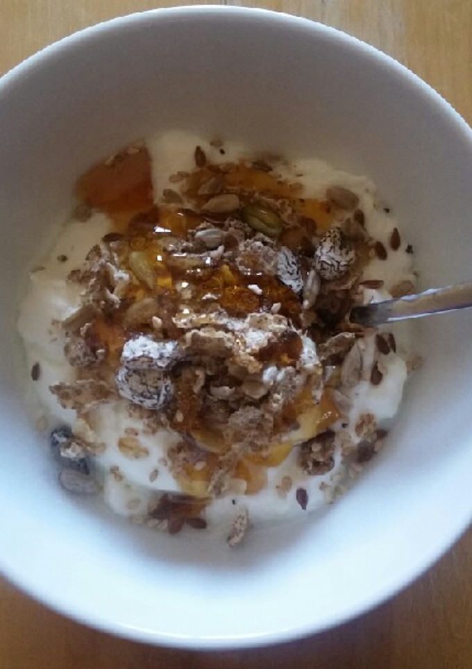 Una foto de Desayuno saludable rapidísimo de yogurt con granola sin gluten