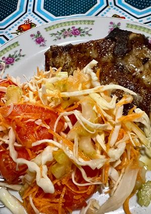 Una foto de Ensalada apio zanahoria tomate y repollo blanco