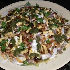 A picture of Samosa chat.
