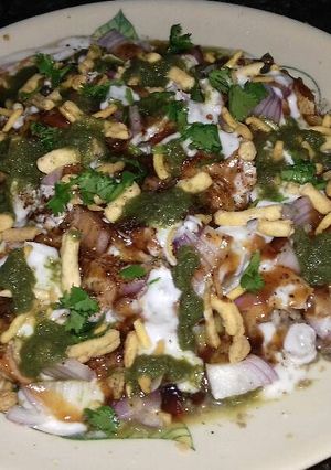 A picture of Samosa chat.