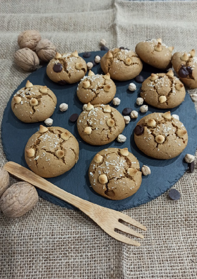 Una foto de Cookies de chocolate 🍫 y coco 🥥 con harina de garbanzos