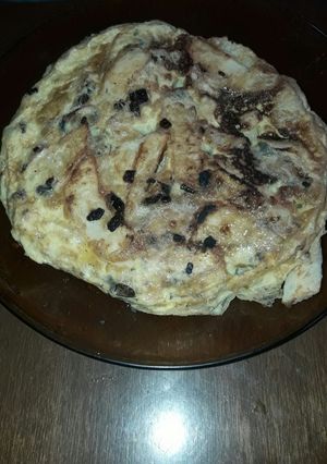 Una foto de Tortilla de papa con cebolla y panchos 😋