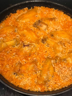 Una foto de Paella de pollo para mis nietos