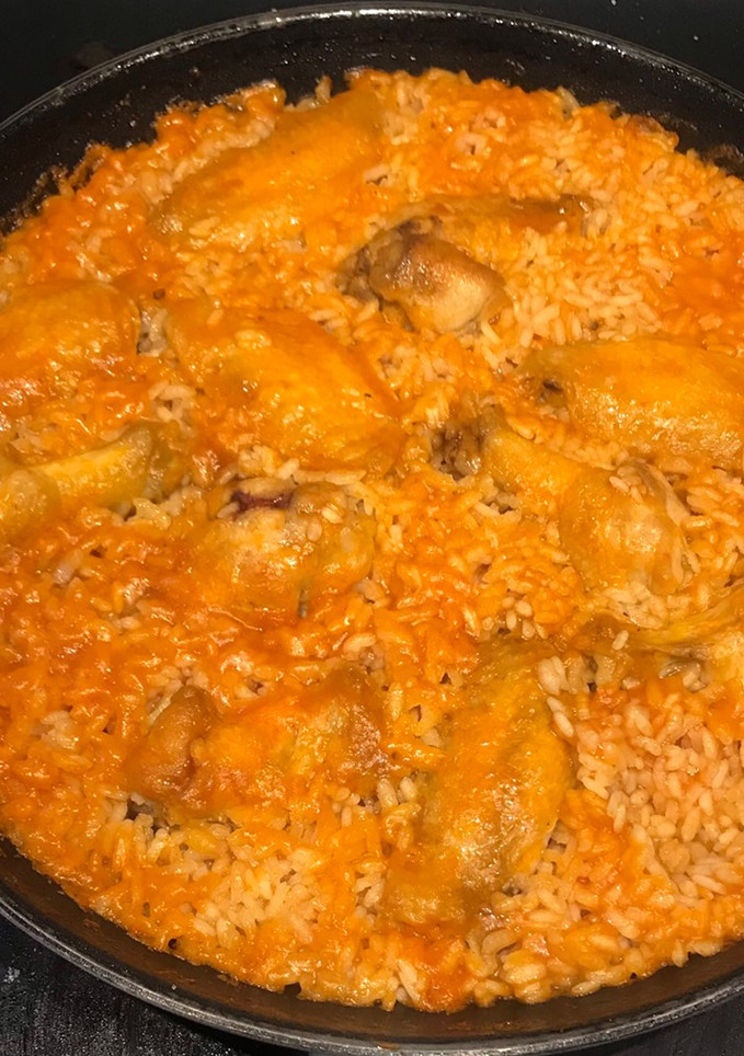 Una foto de Paella de pollo para mis nietos