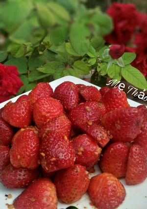 Hình của món Dâu Tây Lắc Muối Tôm Tây Ninh.
