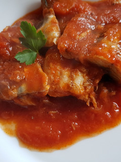Una foto de Filetes de caballa en salsa de tomate