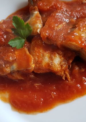 Una foto de Filetes de caballa en salsa de tomate