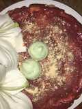 Tarta de queso con coulis de fresa decorado con besos de merengue