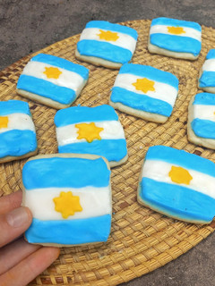 Una foto de Galletitas de vainilla con la bandera argentina de glasé