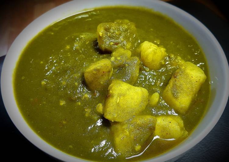 Simple Way to Make Quick Aloo Palak (Potato in Spinach Puree)