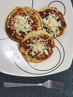 Una foto de Pancakes tradicionales con jamón y queso
