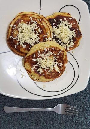 Una foto de Pancakes tradicionales con jamón y queso