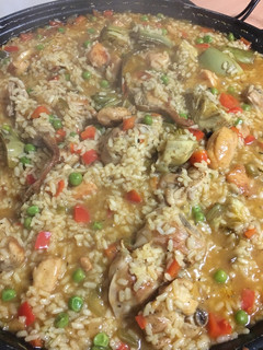 Una foto de Arroz con pollo y conejo