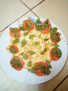 A picture of Fried eggs with fresh vegetables.