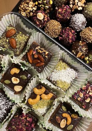 صورة لوصفة كرات ومكعبات التمر مع المكسرات والسمسم