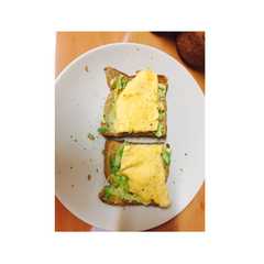 Una foto de Rica tosta de aguacate y huevos