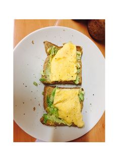 Una foto de Rica tosta de aguacate y huevos