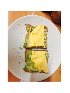 Una foto de Rica tosta de aguacate y huevos