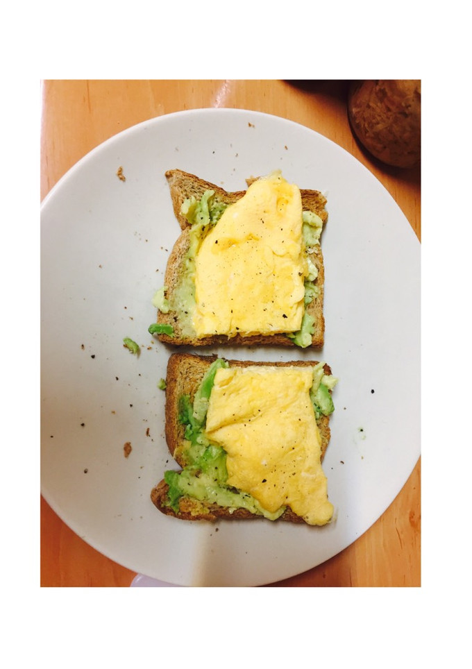 Una foto de Rica tosta de aguacate y huevos