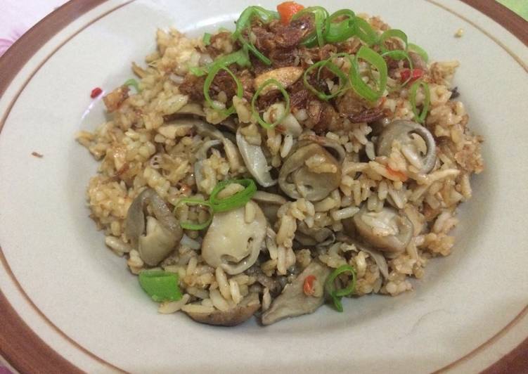 Langkah Membuat Nasi goreng ayam++jamur super enak gak pakai ribet yang Bisa Manjain Lidah